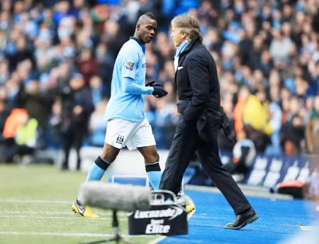 Balotelli quay sang Mancini “lèm bèm” khi bị thay ra ở trận thua Man.United. Balotelli quay sang Mancini “lèm bèm” khi bị thay ra ở trận thua Man.United