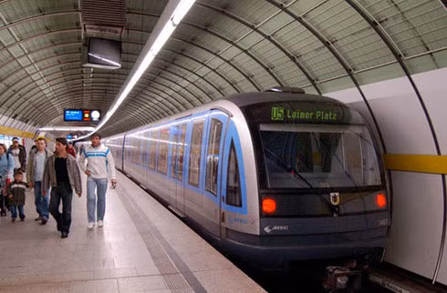 Một tuyến đường sắt đô thị ở thành phố Munich (Đức)