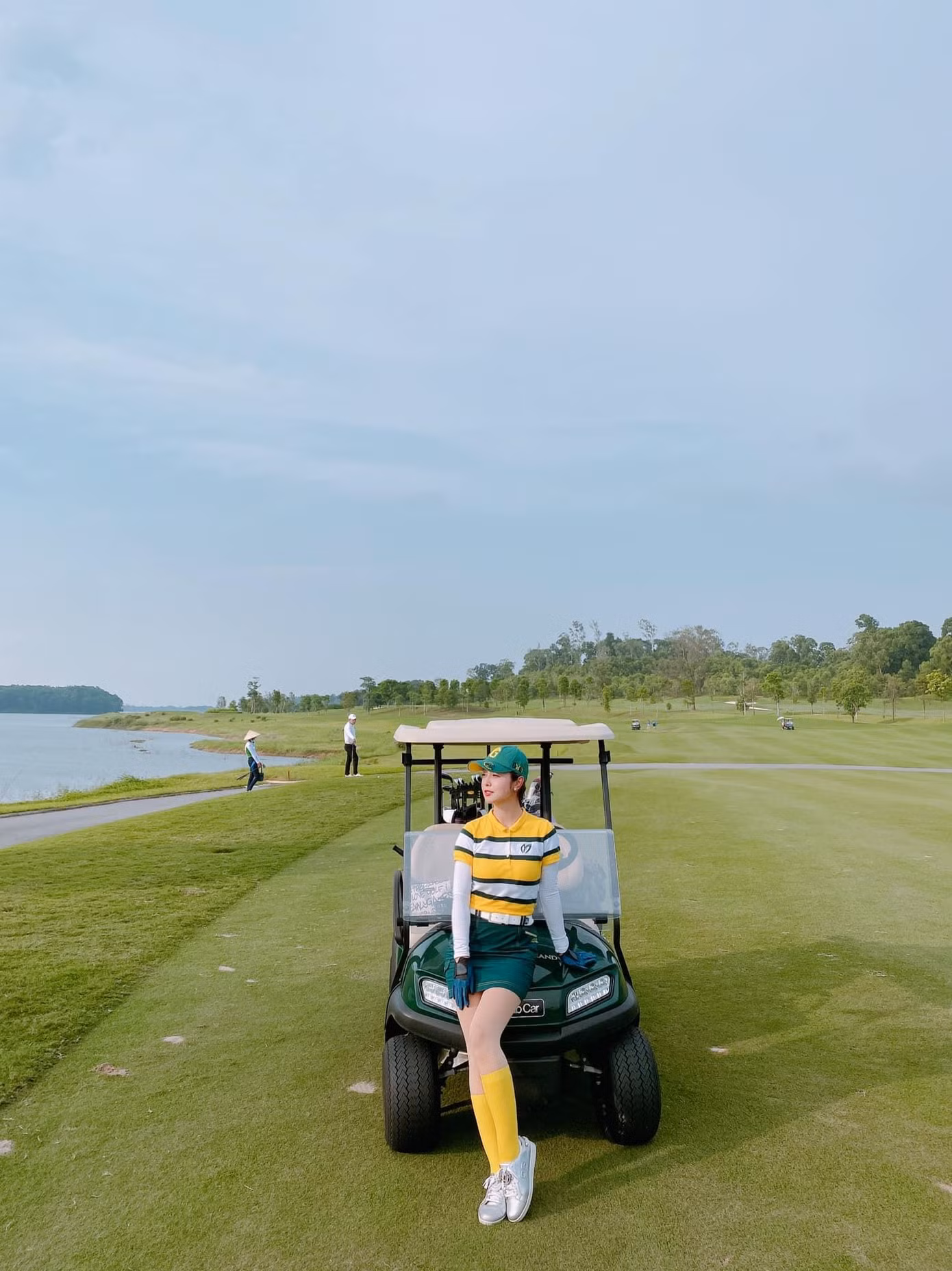 Hoa hậu Jennifer Phạm tiết lộ cô biết tới bộ môn golf thông qua ông xã và bạn bè. “Ông xã và rất nhiều người bạn đã chơi golf nhiều năm nay nên Jenni có cơ hội để tiếp cận và hiểu thêm về bộ môn này. Jenni thấy môn golf rất là thú vị, ngoài việc giúp rèn luyện sức khỏe dẻo dai, để chinh phục được golf, mình phải chinh phục được chính bản thân mình”, Hoa hậu Jennifer Phạm nói.