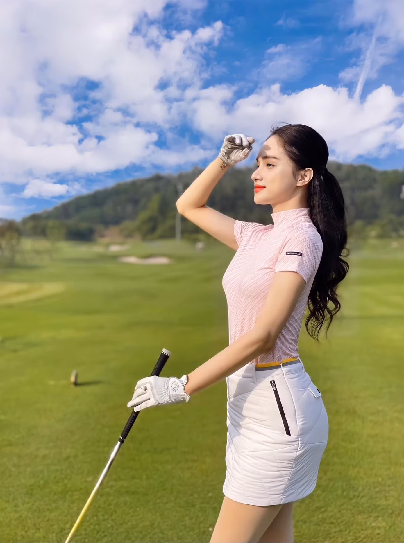 Hương Giang thể hiện sự chịu chơi khi lên đồ đồng điệu và cá tính.