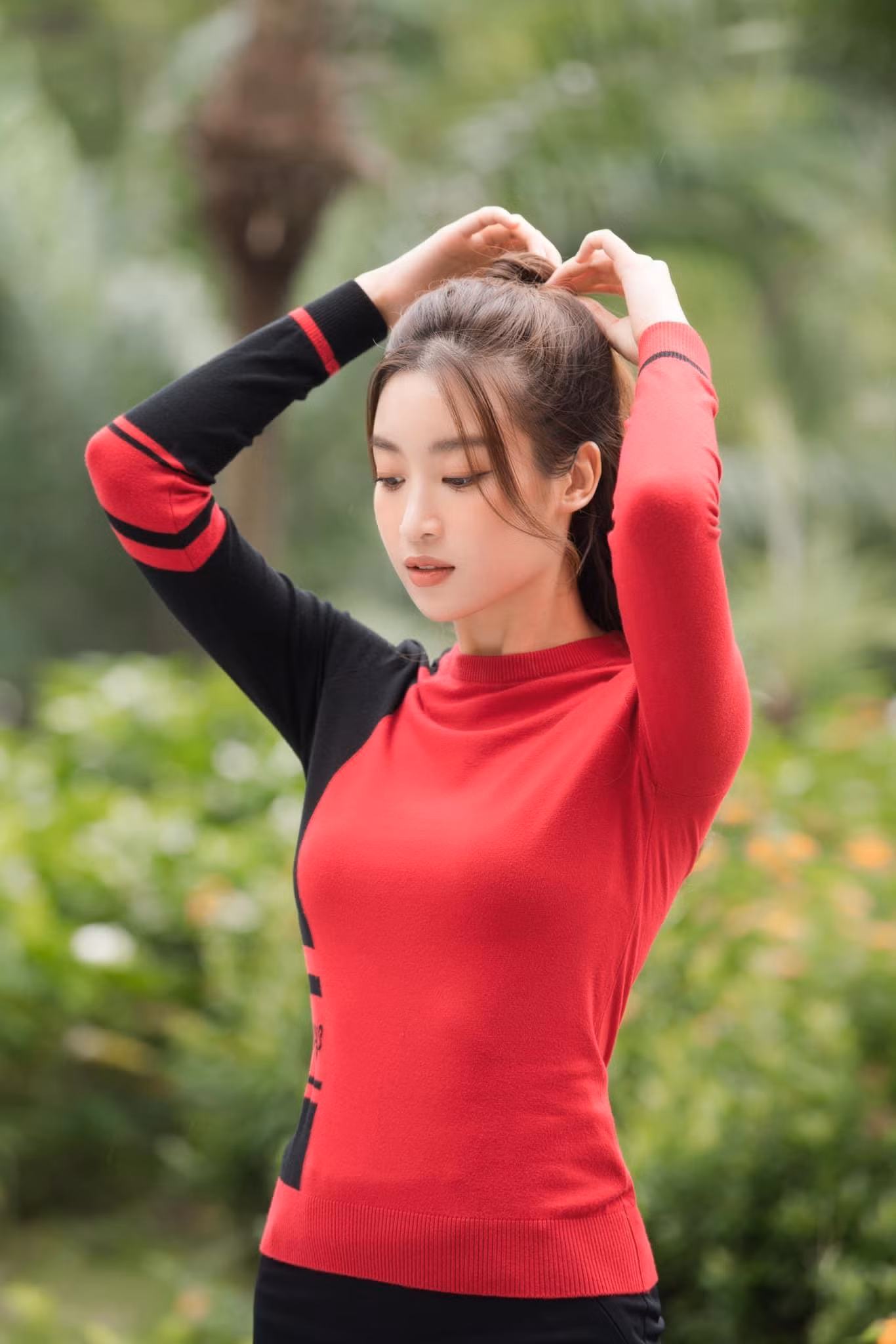 “Nói thật, tháng đầu tiên khi làm quen với Golf, Linh rất nản và nhiều lúc muốn bỏ cuộc bởi vì độ khó của bộ môn này. Hơn nữa, thời gian ở sân tập cũng khiến Linh cảm thấy vô cùng nhàm chán. Cho đến khi lần đầu tiên Linh được ra sân thì cảm giác hoàn toàn thú vị. Dù số gậy cho lần đầu thử sức còn cao nhưng được hoà mình vào thiên nhiên trong điều kiện thời tiết lý tưởng làm Linh thấy thoải mái và thích thú. Từ đó, Linh bị cuốn hút thực sự với Golf", Hoa hậu Đỗ Mỹ Linh chia sẻ thêm.