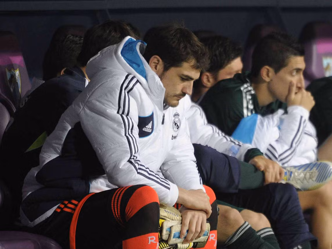 Casillas thường xuyên ngồi ghế dự bị suốt mùa giải qua dù là đội trưởng Real. Casillas thường xuyên ngồi ghế dự bị suốt mùa giải qua dù là đội trưởng Real