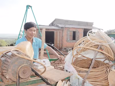 Anh Thuỷ đang chuẩn bị đồ nghề để đi đào giếng. Anh Thuỷ đang chuẩn bị đồ nghề để đi đào giếng