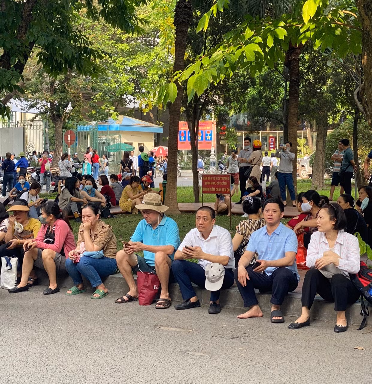 Phụ huynh đợi sẵn con em mình ngoài điểm thi để chúc mừng các sĩ tử đã hoàn thành những bài thi căng thẳng.