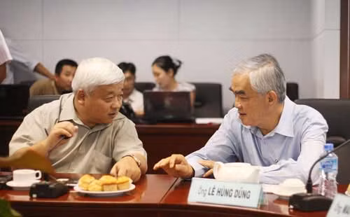 Ông Dũng và bầu Kiên (bên trái) Ông Dũng và bầu Kiên, tác giả bản đề án thành lập Công ty cổ phần bóng đá chuyên nghiệp Việt Nam (VPF)