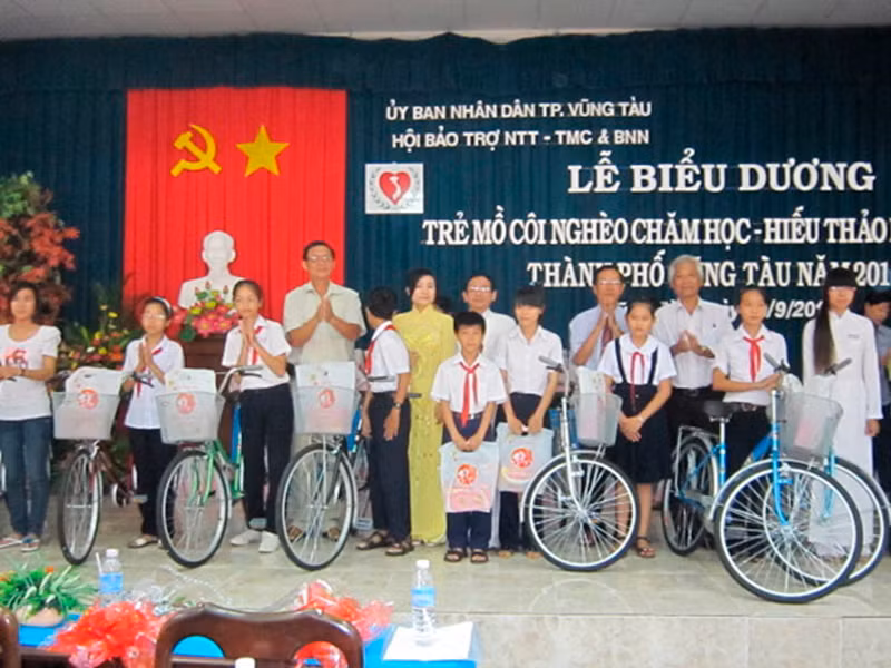 Trao quà từ thiện