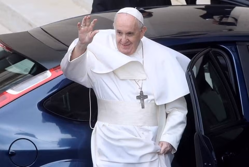 Hình ảnh Đức Giáo hoàng Francis trước khi phẫu thuật.