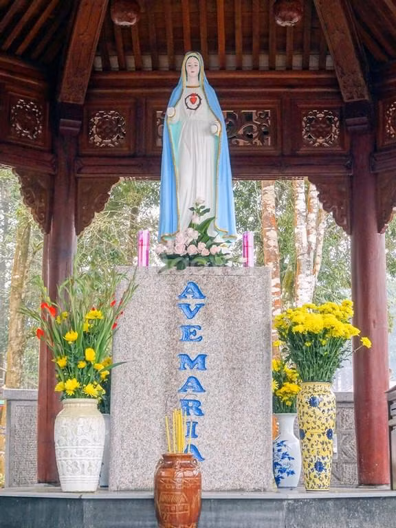 Tượng Đức mẹ Măng Đen được làm mái che. Tượng Đức mẹ Măng Đen được làm mái che.