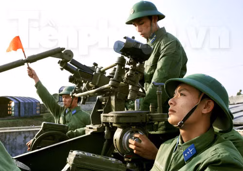 Từng tốp máy bay địch vào tầm ngắm của các chiến sĩ pháo cao xạ