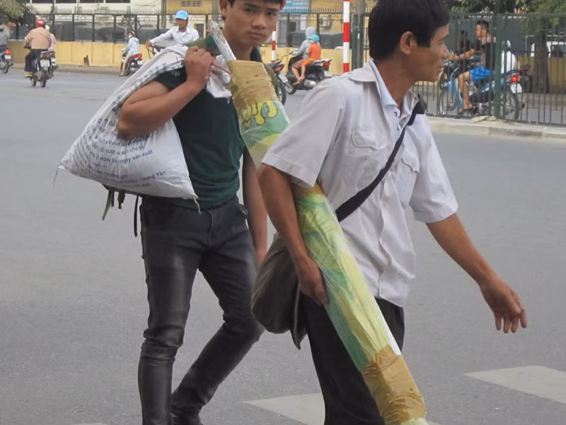 Sĩ tử mang theo cả những chiếc bạt và gạo để tự nấu ăn
