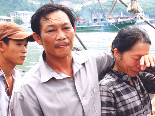 Vợ chồng ông Nam đoàn tụ sau những ngày cạn kiệt hy vọng giữa vùng biển động