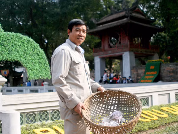 Ngày nào cũng vợt được vào thúng tiền lẻ từ dưới lòng ao, hồ