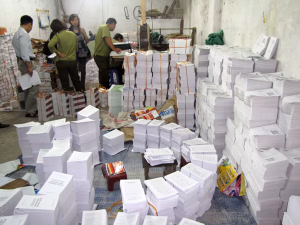 Cơ sở gia công sau in Huy Thi bị phát hiện, thu giữ hơn 10.000 cuốn sách lậu. Ảnh: Tuấn Nguyễn