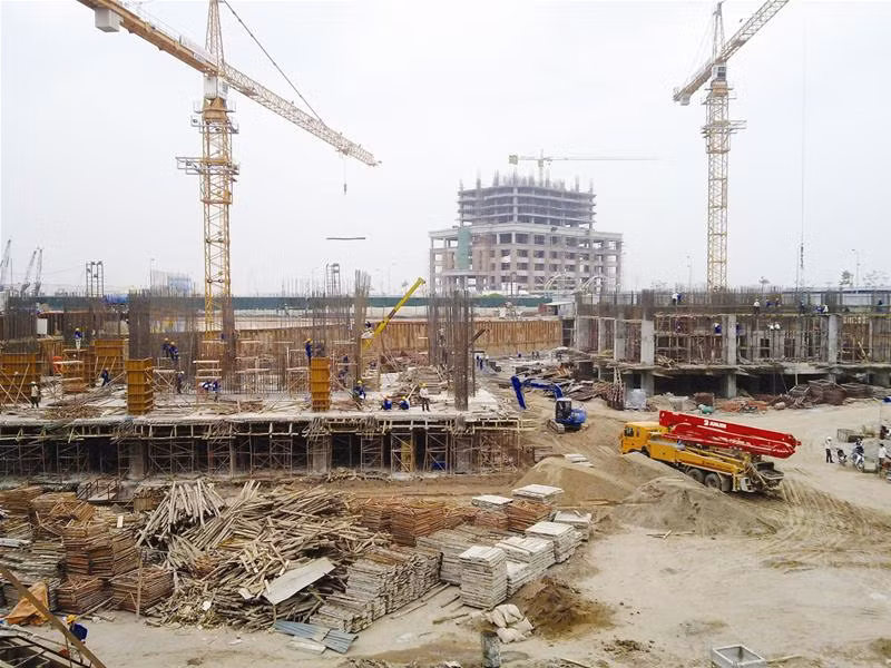 Hàng loạt dự án chung cư dọc đường Lê Văn Lương kéo dài. Ảnh: Minh Tuấn
