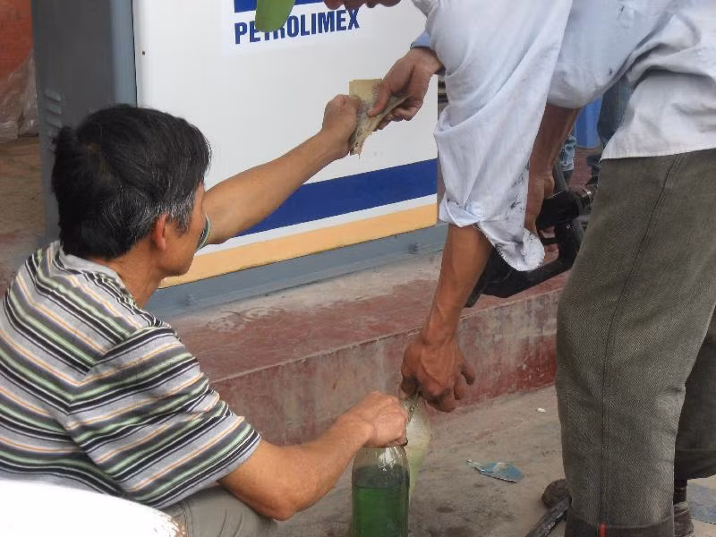Nhiều người tranh thủ mang bình tới mua xăng