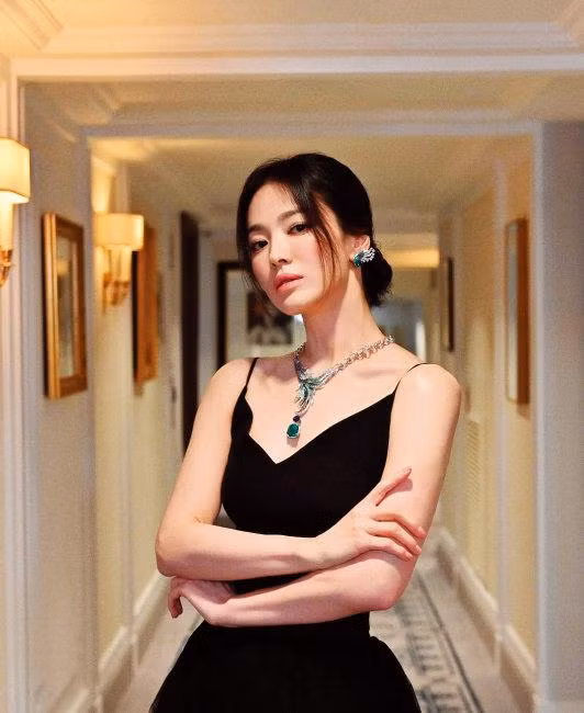 Nữ diễn viên được mệnh danh là “nữ thần sắc đẹp” không thể nghi ngờ của Hàn Quốc… Người đã đóng vai chính trong các tác phẩm nổi tiếng khác nhau như Full House , That Winter The Wind Blows , Descendants of The Sun… có phải chăng đang có một sự “tuột dốc”.