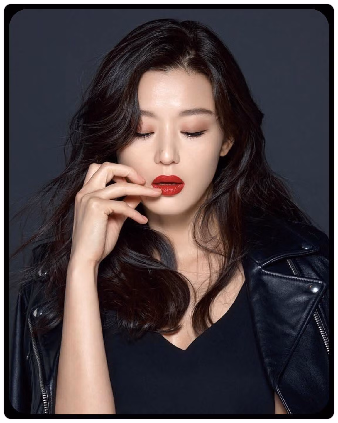 Cuộc đời của Jun Ji Hyun là giấc mơ của rất nhiều chị em phụ nữ. “Mợ chảnh” vừa có danh tiếng, sắc đẹp, tài năng lẫn sở hữu riêng một khối tài sản khổng lồ. Ông xã Choi Joon Hyuk của cô từng là bạn thân từ thuở nhỏ và cặp đôi đã tổ chức đám cưới vô cùng hoành tráng vào năm 2012. Choi Joon Hyuk từng du học tại Mỹ, hiện tại đang là CEO tập đoàn quản lý tài sản Alpha Asset Management với mức vốn lên đến 350 tỷ won (7261 tỷ đồng).