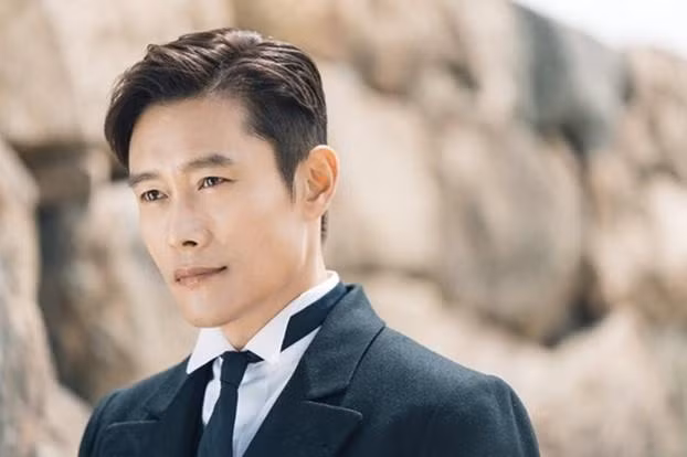 Nam tài tử Lee Byung Hun chính là 'chủ nhân' vai diễn Lee Dong Seok, chủ cửa hàng tổng hợp ở Jeju dành cho những người lái xe tải nghỉ chân. Lee Dong Seok sẽ có sự biến đổi ngoại hình đáng kể khi phải đối mặt với nhiều khó khăn trong cuộc sống.