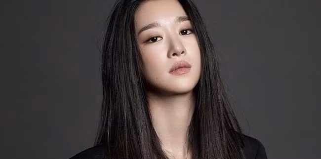 Phải đến năm 2020, Seo Ye Ji mới vươn lên thành sao nhờ vai nữ chính trong Psycho But It’s Okay. Cô bước lên hàng sao nổi tiếng chỉ qua một đêm và nhận được hàng loạt lời khen, sự kỳ vọng của khán giả.