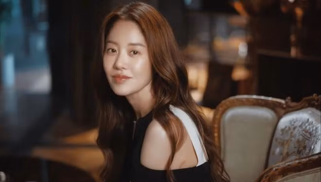 Go Hyun Jung đã trải qua vô số thăng trầm trong sự nghiệp và cuộc sống hôn nhân. Công chúng Hàn Quốc rất thương cảm cho cuộc đời của cô và Go Hyun Jung là một nữ diễn viên tài năng nên cô càng được ủng hộ nhiều hơn.