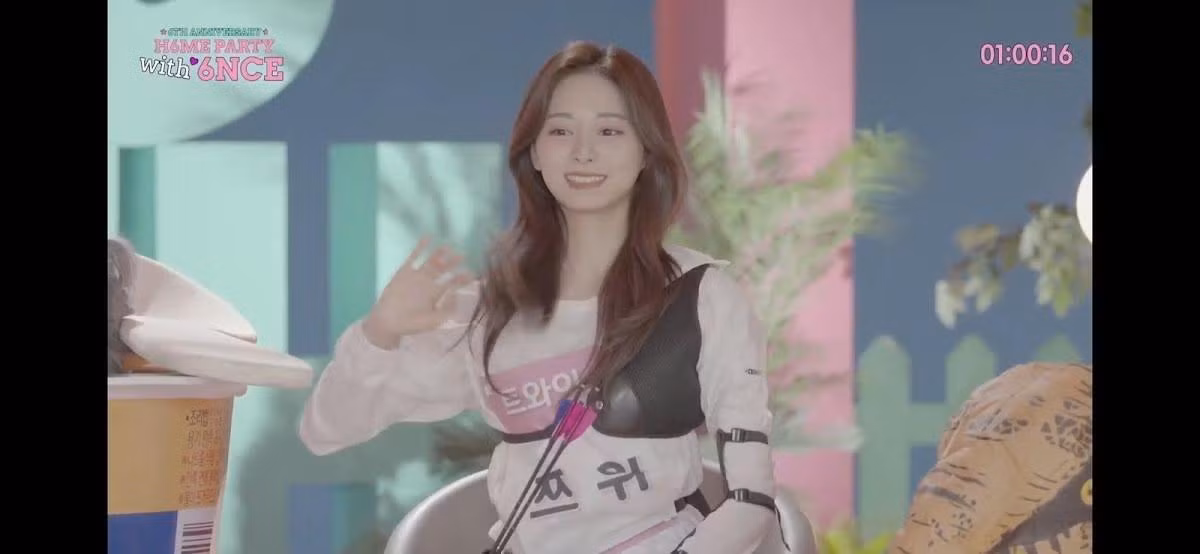 Em út Tzuyu diện trang phục trong màn bắn cung huyền thoại tại ISAC năm nào.