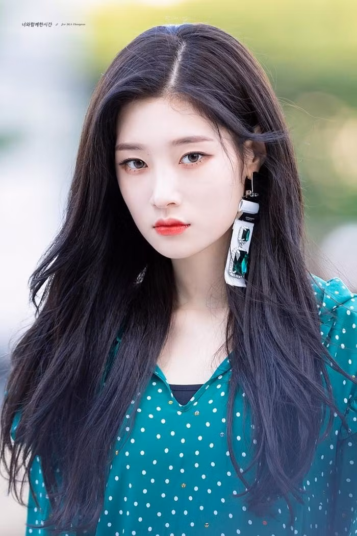 Jung Chae Yeon là thành viên thuộc nhóm nhạc DIA được MBK Entertainment cho ra mắt vào năm 2016. Được kỳ vọng sẽ trở thành đàn em với thành công rực rỡ như T– ARA thời hoàng kim, nhưng DIA lại vô cùng “chật vật” trong việc tìm được chỗ đứng cho riêng mình trên thị trường Kpop. Jung Chae Yeon đã đăng ký tham gia Produce 101 mùa đầu tiên và xuất sắc ra mắt cùng IOI. Tại thời điểm đó, cô nàng còn “gây bão” khi trở thành “Cô tiên kết màn” với nhan sắc và thần thái “đỉnh cao”, kể từ đây tên tuổi của Chae Yeon “một bước lên mây”. 戀慕 (Love) là tác phẩm đánh dấu sự trở lại màn ảnh nhỏ của “Nữ thần thế hệ mới” sau 2 năm tạm nghỉ các hoạt động diễn xuất.