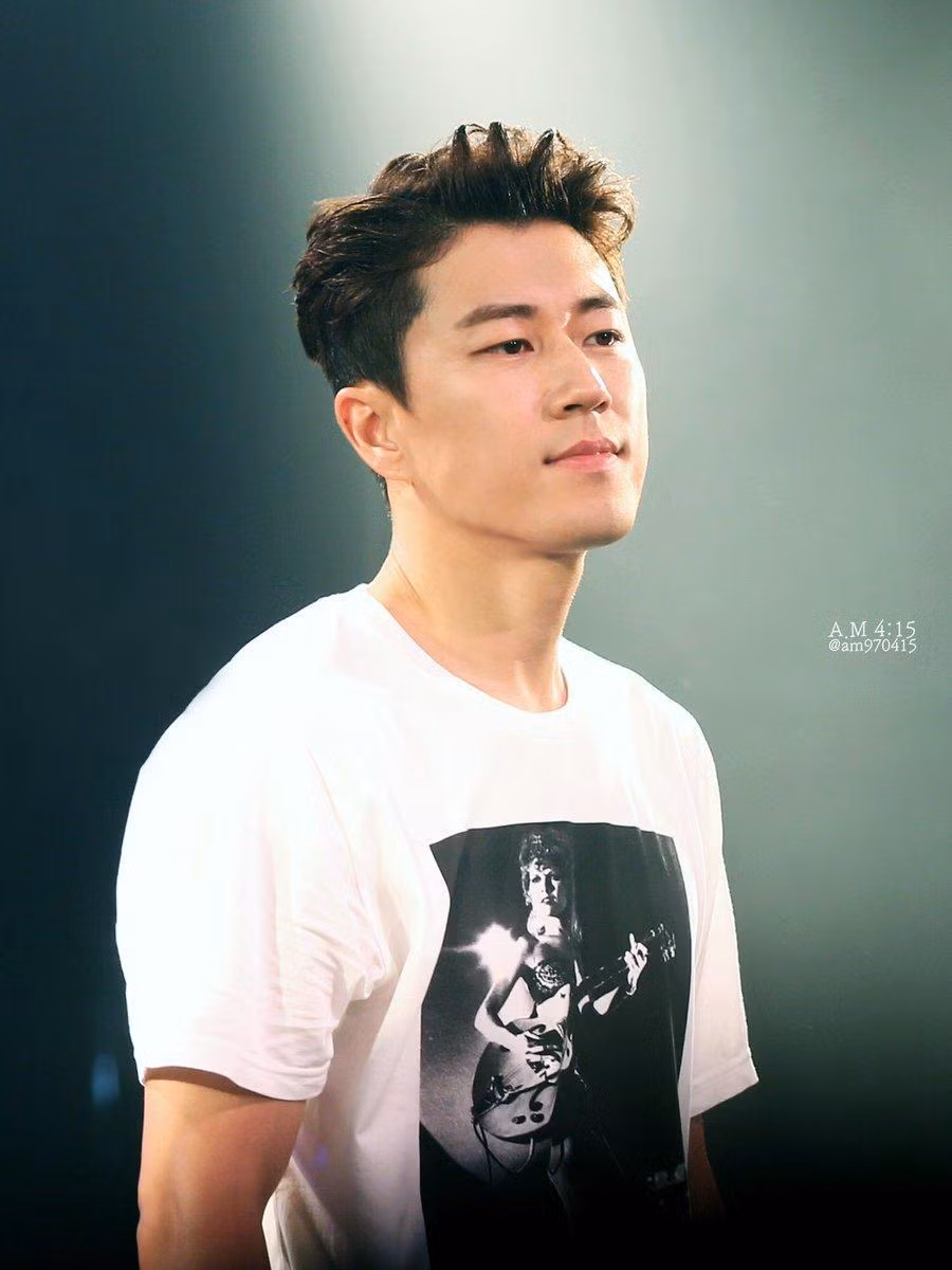 Suwon sinh năm 1980 và em út của một trong những nhóm nhạc nam đời đầu Sechskies do YG Entertainment quản lý. Bên cạnh được công chúng biết đến với vai trò là một thần tượng, Suwon cũng là một nam diễn viên tài năng.