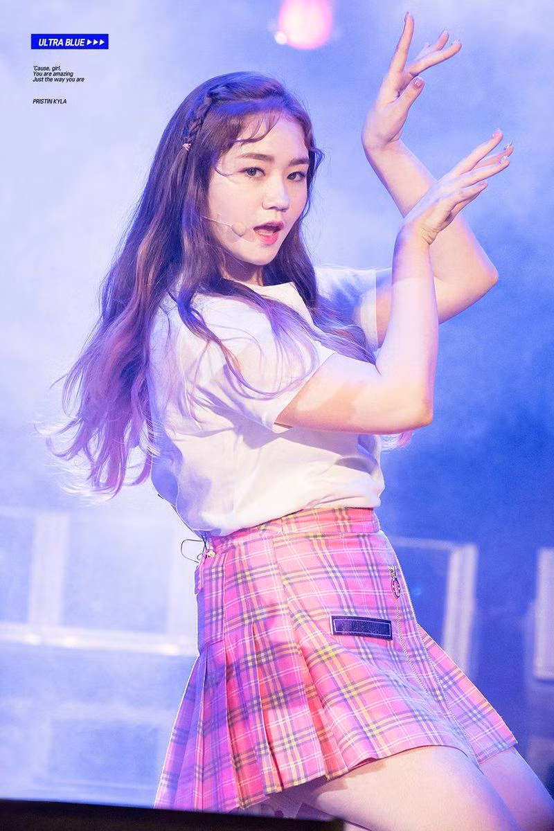 Kyla (PRISTIN) đã từng “bị ném đá” rất nhiều vì ngoại hình “không đạt chuẩn” của mình dẫn đến phải điều trị tâm lý và rời nhóm.