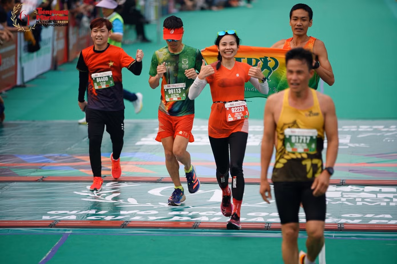 Ngọc Anh: " Bước vào giải đấu khốc liệt TPM 2023, mình đã tự hứa với lòng rằng bằng mọi giá sẽ được xướng tên lên bục. Mục tiêu của mình lúc đầu chỉ là lọt Top 3 giải lứa tuổi thôi, và các coach đang hướng dẫn trực tiếp của của mình cả trong Trail và Road đều kỳ vọng và dự tính như vậy vì mình đang chấn thương nên thành tích cao hơn có thể sẽ khó. Thật may mắn đôi chân dường như thấu hiểu chủ, đến giờ mình vẫn không thể tin là đã vừa chiến thắng cung đường được đánh giá là thách thức bậc nhất trong các giải của TPM. Mình đã có pr mới cho bản thân và vượt xa mục tiêu ngoài mong đợi. Thật sự là nhờ vào may mắn, nhờ vào những cố gắng của bản thân và sự hướng dẫn tận tình của các coach mình mới có được kết quả đó".