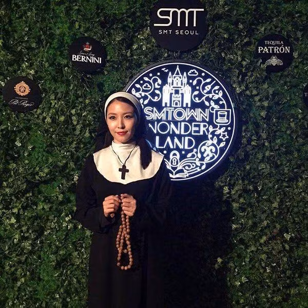 Trang phục nữ tu Công giáo sùng đạo của BoA từ SMTOWN Wonderland 2015 trở thành 'biểu tượng' hơn nữa là vì cô ấy thực sự đã từng có cơ hội được gặp Giáo hoàng.