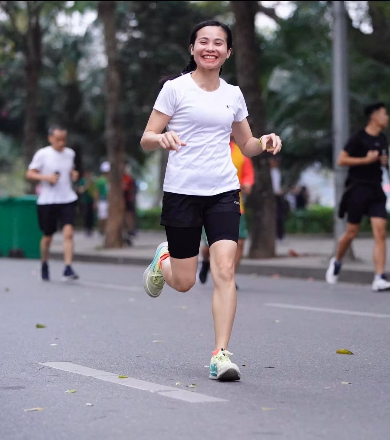 "Mình đã cố gắng tăng cường masage, vật lý trị liệu kịp trước race 2 buổi, đan xen những bài tập nhẹ nhưng vẫn đủ Mileage (chạy thường xuyên hơn. Mileage giúp cơ thể thích nghi với cự ly 'tàn nhẫn' 42km của Marathon) để bù cho những bài tập dốc thiếu, thêm vào đó tăng khẩu phần ăn các món mềm dễ hấp thụ".