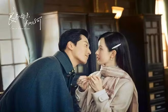 Sau khi bộ phim truyền hình Cảnh đẹp ngày vui biết bao giờ do Đậu Kiêu và Trần Đô Linh đóng chính bị chỉ trích, Hà Siêu Liên lên tiếng đổ lỗi cho diễn xuất của nữ chính trong nhóm fan hâm mộ Đậu Kiêu, sự việc này đã gây ra nhiều tranh cãi và khiến danh tiếng của nam diễn viên giảm sút. Để xoa dịu dư luận, Hà Siêu LIên cũng đã công khai xin lỗi. Trong chuyện này, hành động của Hà Siêu Liên có vẻ thái quá, nhưng cũng có thể thấy rằng, cô ấy rất chân thành với Đậu Kiêu, khi luôn đứng về phía anh, cho dù ở bất cứ hoàn cảnh nào.