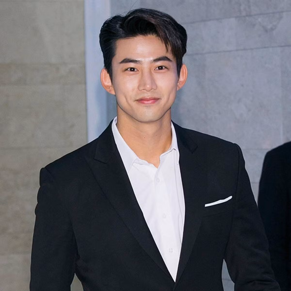 Taecyeon sẽ vào vai Ra Ee On, một đầy tớ phục vụ nhà hàng. Mặc dù chỉ muốn có một cuộc sống bình lặng với cửa hàng bánh bao nhỏ có vị trí ngay bên ngoài cung điện, nhưng nhờ trí thông minh nhạy bén của mình mà Ra Ee On được đề cử trở thành cận vệ cấp cao trong triều đình. Một đặc điểm đáng yêu của nhân vật Ra Ee on đó chính là anh chàng siêu mê bánh bao và đồ ăn vặt. Vốn đã luôn được đánh giá cao dù diễn viên chỉ là “nghề tay trái” nhưng sự thể hiện của Taecyeon trong Vincenzo vẫn gây được ấn tượng vô cùng mạnh mẽ với khán giả. Với Tale of Secret Royal Inspector and Joy, Taecyeon được kỳ vọng sẽ giữ vững phong độ như những gì anh chàng đã thể hiện trong các tác phẩm trước đó.