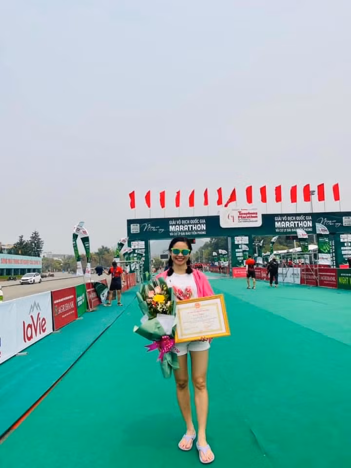 "May mắn khi race, đôi chân như hiểu chủ nó, đồng điệu theo từng tốc độ như kế hoạch, cùng với sự động viên, đồng hành từ các người anh lớn, người chị trong Trail, Road... khiến mình thêm tự tin hơn rất nhiều. Sau một chặng đường dài rèn luyện tích luỹ từ tháng 9/2022, thành quả mang lại quá tuyệt vời ngoài mong đợi với mình. Mình chân thành cảm ơn tất cả. Một giải quốc gia cho vận động viên phong trào thử sức quá tuyệt vời và hẹn gặp lại Tiền Phong Marathon 2024, tại Phú Yên!".