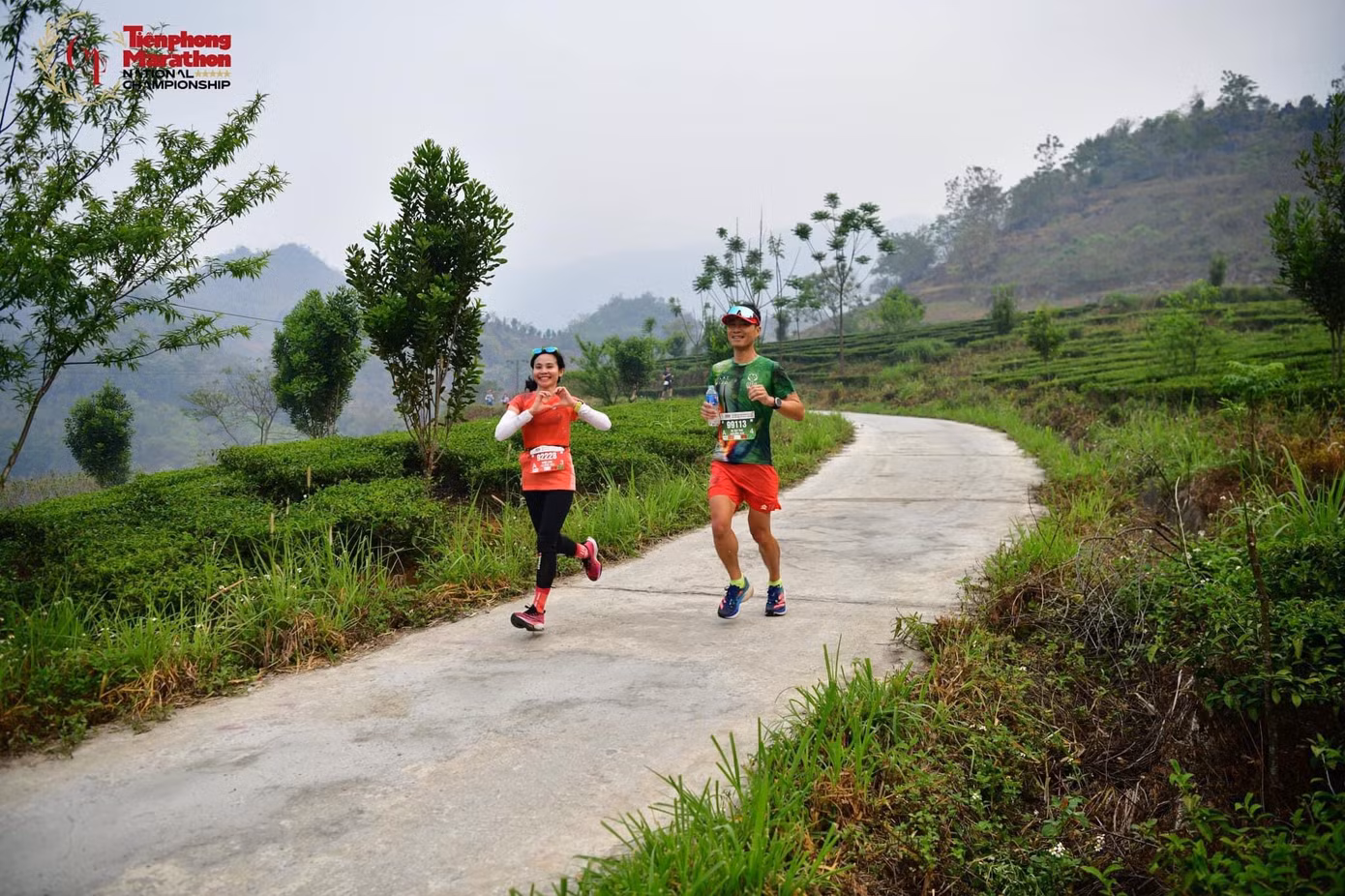 "Trong ngày race, mình thật sự lo lắng không biết có thể đạt được mục tiêu không, nhưng khi thấy các coach và các anh chị không chỉ riêng trong nhóm VUT động viên, mình đã có động lực nhiều hơn. Khi chạy tới km 30, đôi chân mình thật sự rất đau, chợt nghĩ lướt qua đầu: “Thôi xong rồi, chân lại ko nghe lời chủ rồi!”. Thế nhưng, mình vẫn cứ chạy, vì biết: "Phải vượt qua được đau đớn mới có thể về đích được, còn 12km nữa thôi, cố lên nào” và cứ thế bản thân lại tự cố gắng động viên nhất định sẽ làm được, nhất định sẽ vượt qua được. Thật may, sau khi giảm tốc và chạy đến km 33, chân mình có dấu hiệu hồi hơn và nhẹ lòng vì biết sẽ về đích an toàn. Cứ thế chạy về tới km 40 vẫn phải trải qua con dốc thoải cuối cùng để cán đích, mình vẫn không lơ là với đôi chân, vẫn để ý lắng nghe cơ thể. Thật may, chân càng lúc càng dấu hiệu tích cực, và 'bon hơn' nên mình đã có thể bật về đích một cách thành công vượt mục tiêu ban đầu để đứng bục nhất lứa tuổi 16-34, với thời gian 3:32’:18”.