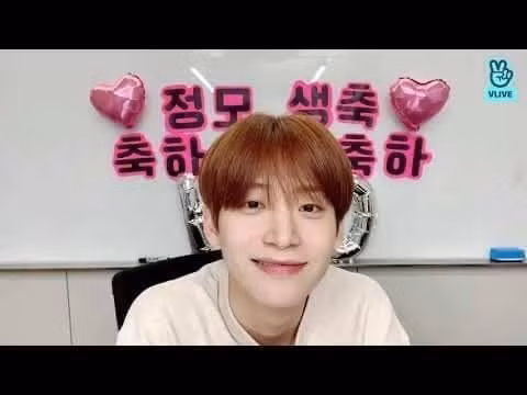 Sinh nhật 'hẻo' nhất phải kể đến Jungmo khi thậm chí nam nghệ sĩ chỉ được dánh chữ bằng giấy in và không được trang trí gì thêm ngoài vài trái bóng bay. Sinh nhật 'hẻo' nhất phải kể đến Jungmo khi thậm chí nam nghệ sĩ chỉ được dánh chữ bằng giấy in và không được trang trí gì thêm ngoài vài trái bóng bay.