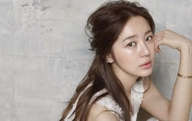 Những năm 2000 là “kỷ nguyên vàng” của Yoon Eun Hye, người đã góp mặt trong 3 bộ phim truyền hình ăn khách liên tiếp Princess Hours,The Vineyard Man và Coffee Prince. Vào thời điểm đó, Yoon Eun Hye là một ngôi sao hàng đầu không thể chối cãi, người có triển vọng mạnh mẽ, dù ra mắt với tư cách là một thần tượng K-pop.