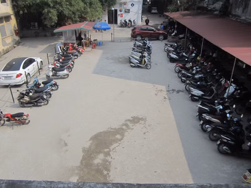 Bãi đỗ xe cũng vắng tanh