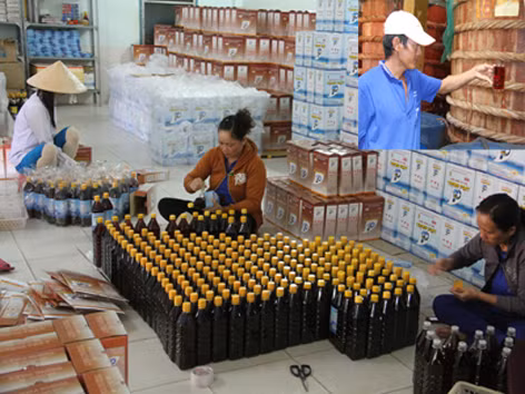 Sản xuất nước mắm truyền thống tại cơ sở sản xuất nước mắm Thịnh Phát ở thị trấn Dương Đông, Phú Quốc. Ảnh: Đại Dương