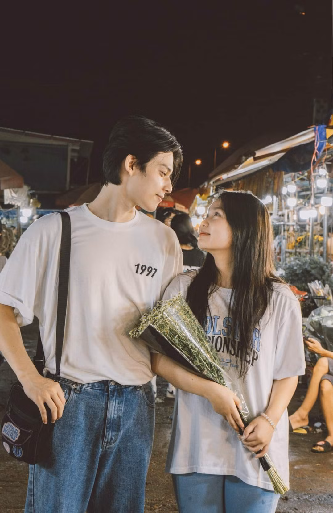 Tặng em một đóa hoa để nhận lại bông hoa đẹp nhất. (Ảnh: Bắc Vũ) Tặng em một đóa hoa để nhận lại bông hoa đẹp nhất. (Ảnh: Bắc Vũ)