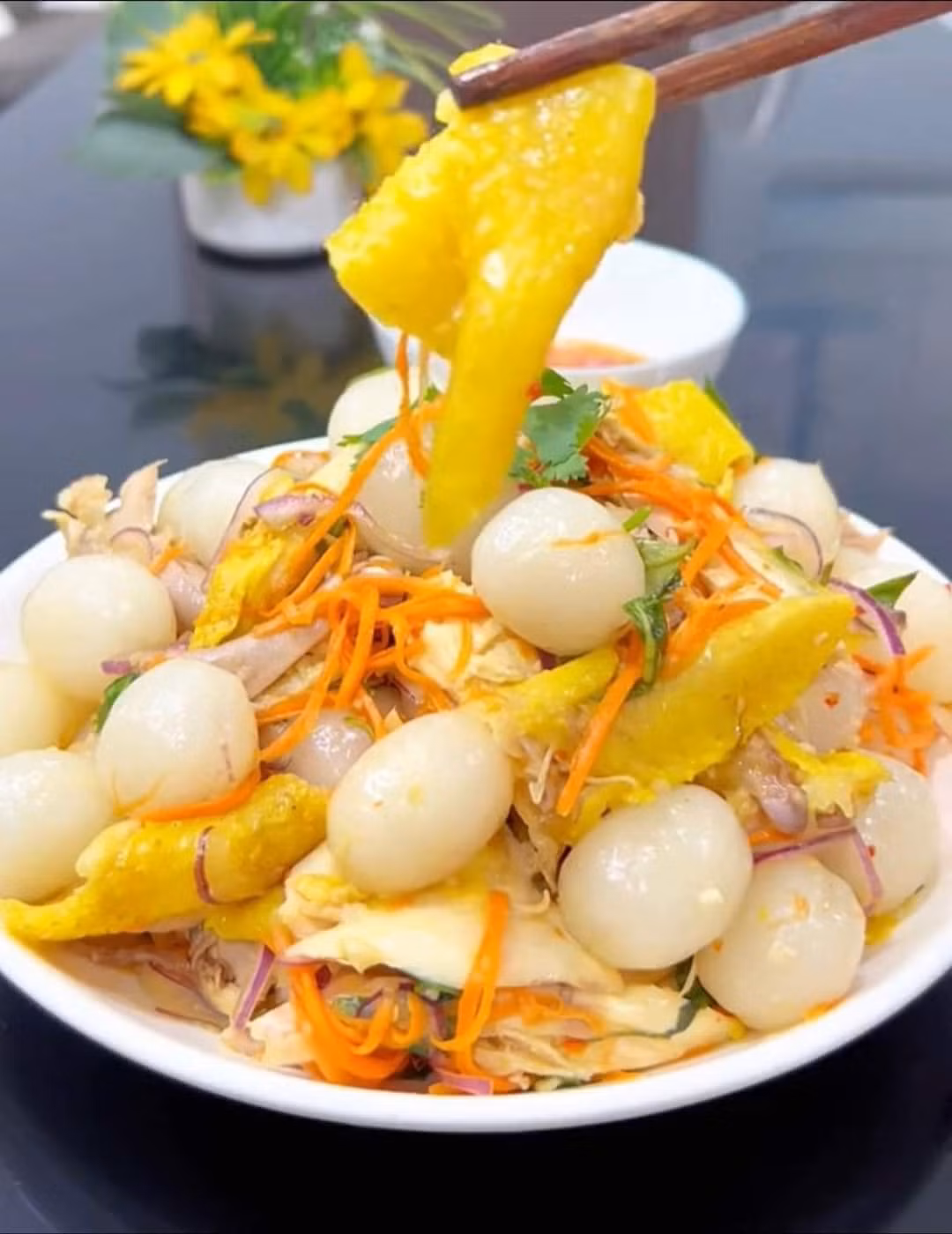 Gỏi gà chôm chôm khiến hội đam mê ẩm thực “đứng ngồi không yên”. - Ảnh: bep_nho_mymy