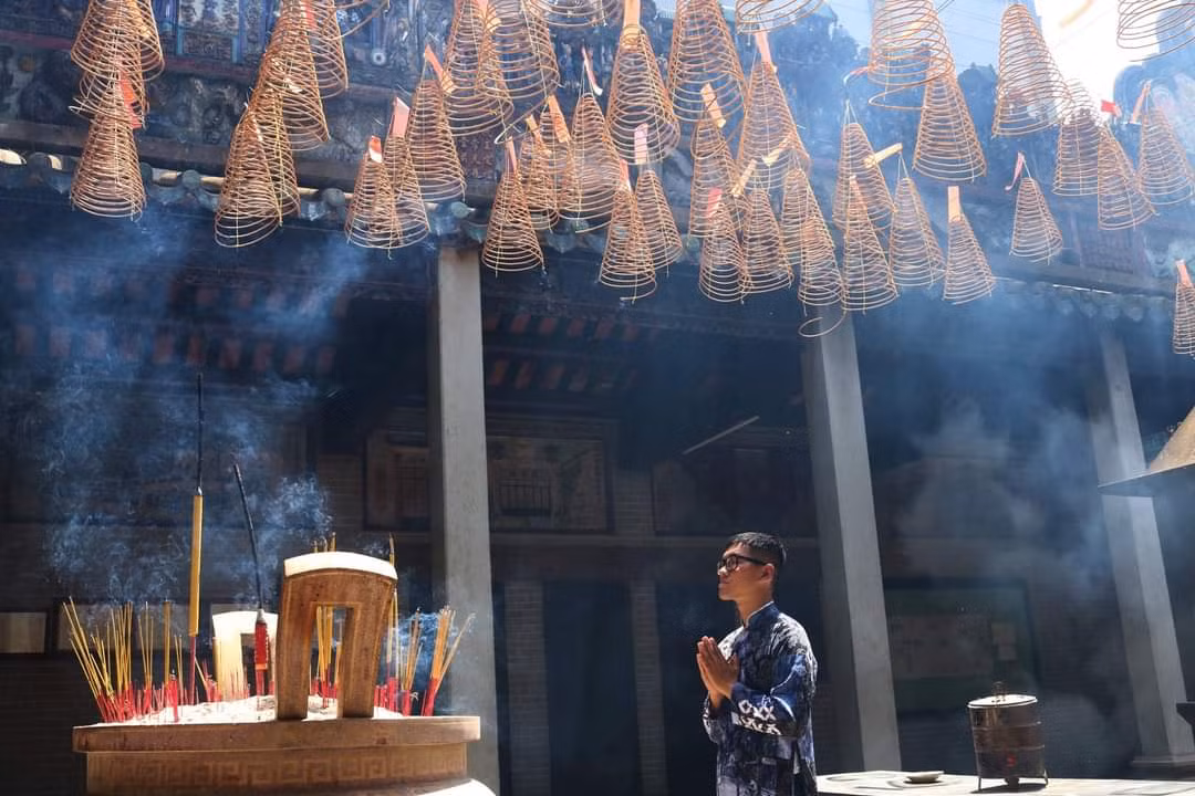 Nhiều bạn trẻ đến đây cầu duyên vào ngày đầu năm mới. (Ảnh: Thanh Bùi) Nhiều bạn trẻ đến đây cầu duyên vào ngày đầu năm mới. (Ảnh: Thanh Bùi)