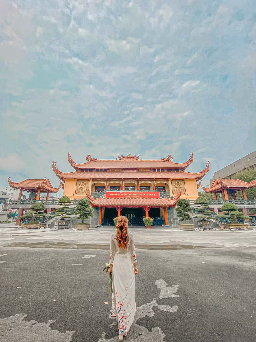 Góc chính diện nổi bật của ngôi chùa nổi tiếng bật nhất Sài thành. (Ảnh: Thủy Tiên) Góc chính diện nổi bật của ngôi chùa nổi tiếng bật nhất Sài thành. (Ảnh: Thủy Tiên)