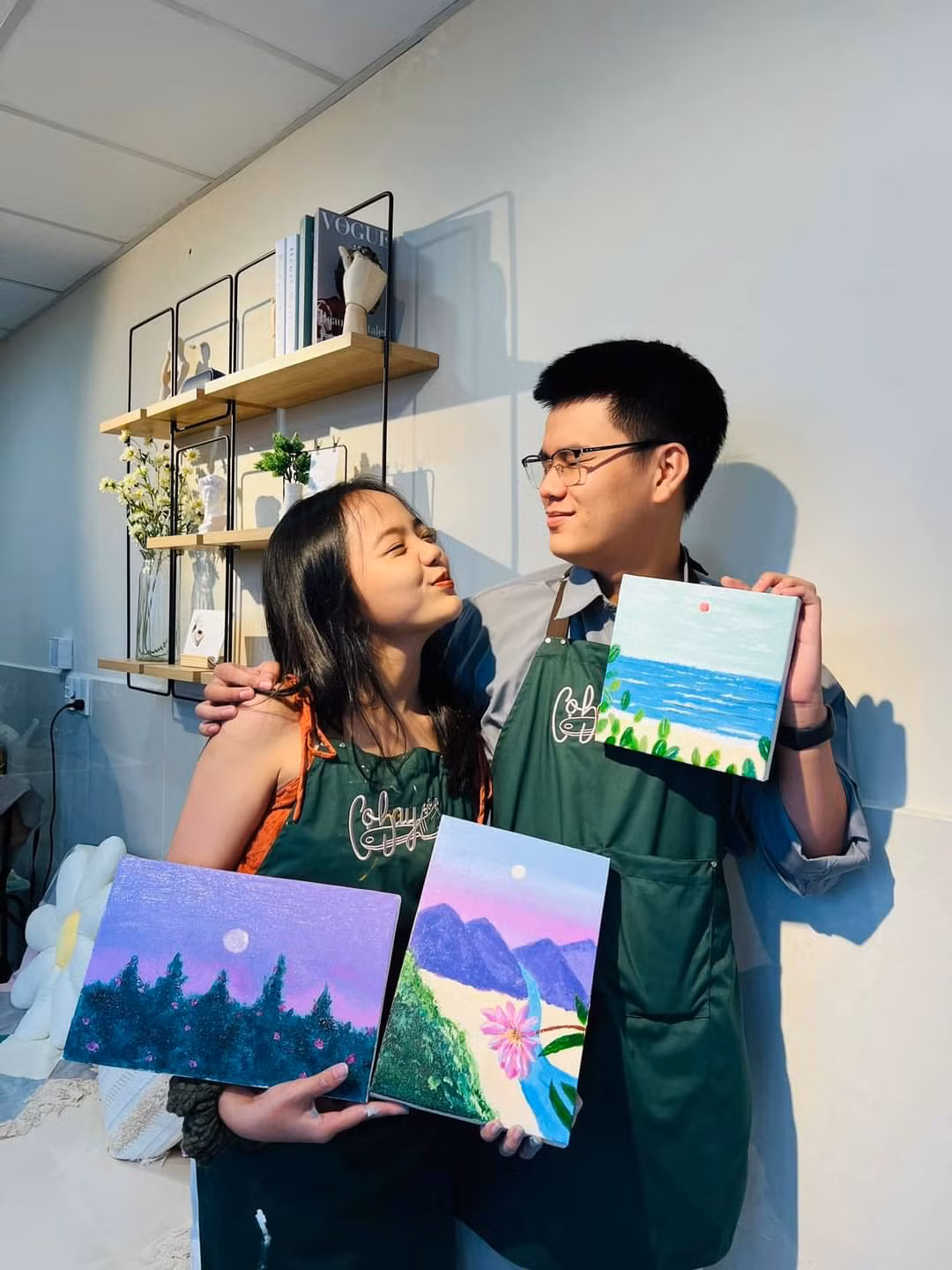 Khoe thành quả sau buổi workshop sẵn khoe luôn anh người yêu. (Ảnh: Cọ Bay) Khoe thành quả sau buổi workshop sẵn khoe luôn anh người yêu. (Ảnh: Cọ Bay)
