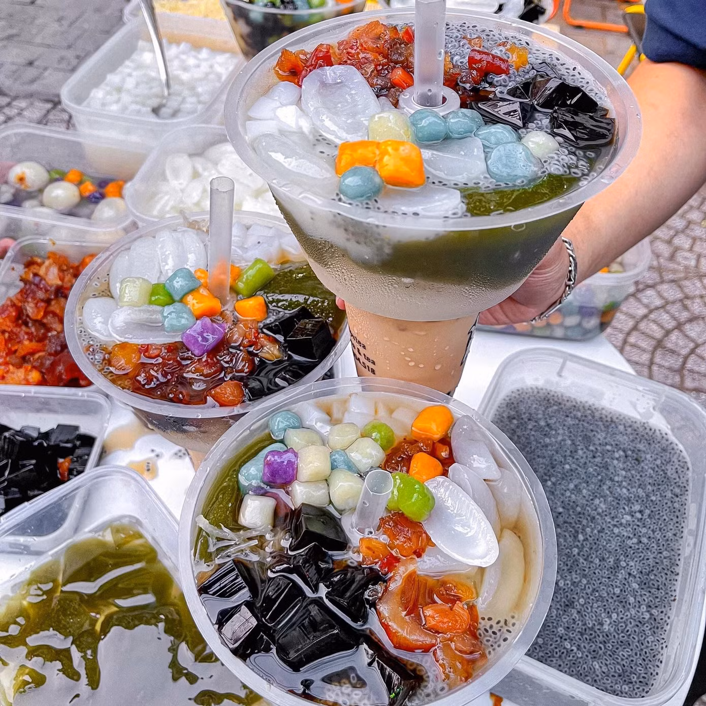 Dừa nước cùng trà sữa với topping đủ màu sắc xua tan cái nóng mùa Hè! (Ảnh: Minh Nhựt)