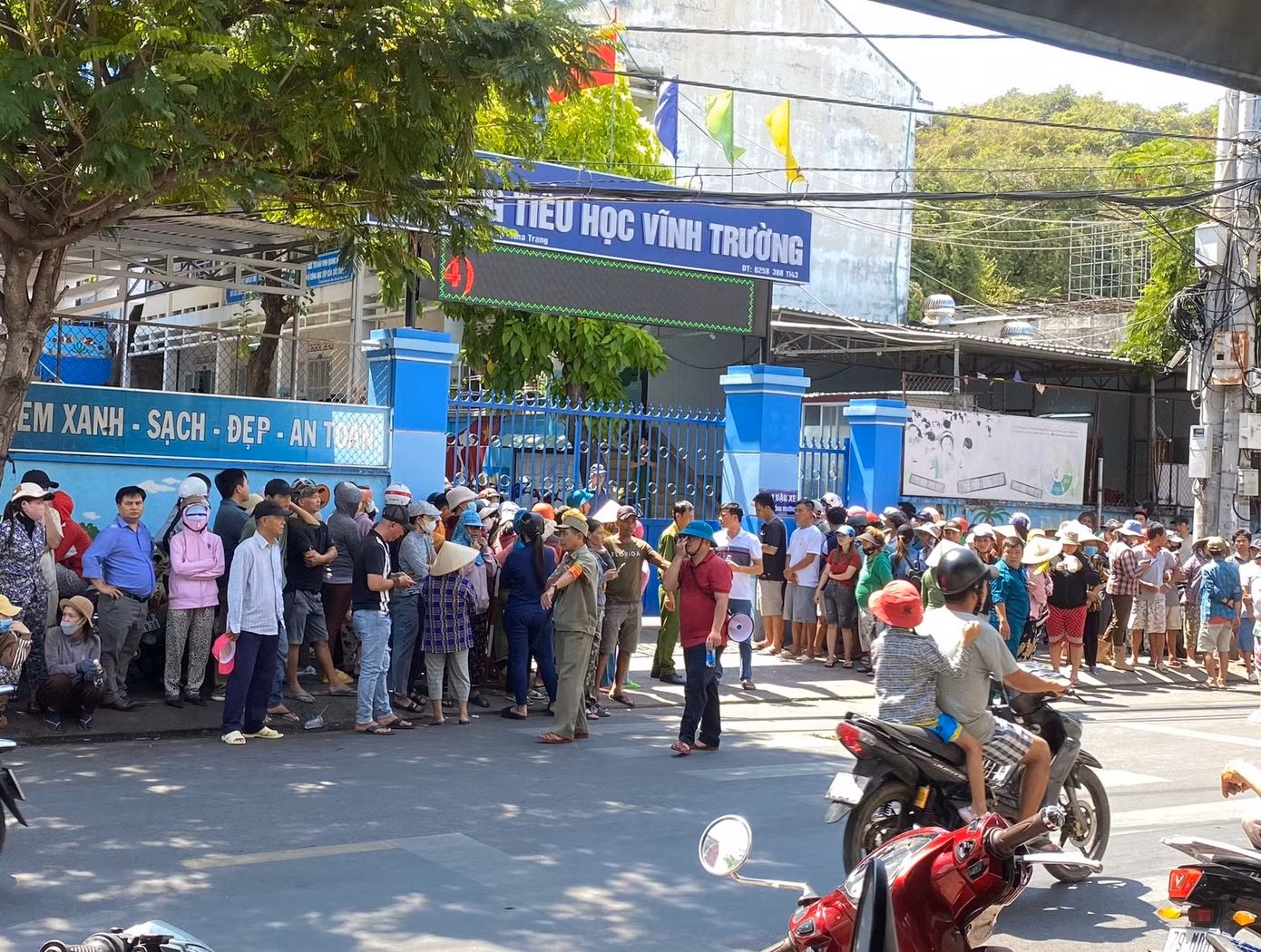 Phụ huynh tập trung trước cổng trường Tiểu học Vĩnh Trường sau khi học sinh nhập viện.