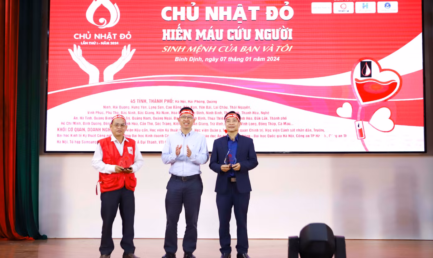 Nhà báo Lê Minh Tuấn - báo Tiền Phong (ở giữa) trao kỷ niệm chương cho đơn vị phối hợp chương trình Chủ Nhật Đỏ tỉnh Bình Định lần thứ I – năm 2024. Ảnh: Trương Định Nhà báo Lê Minh Tuấn - báo Tiền Phong (ở giữa) trao kỷ niệm chương cho đơn vị phối hợp chương trình Chủ Nhật Đỏ tỉnh Bình Định lần thứ I – năm 2024. Ảnh: Trương Định