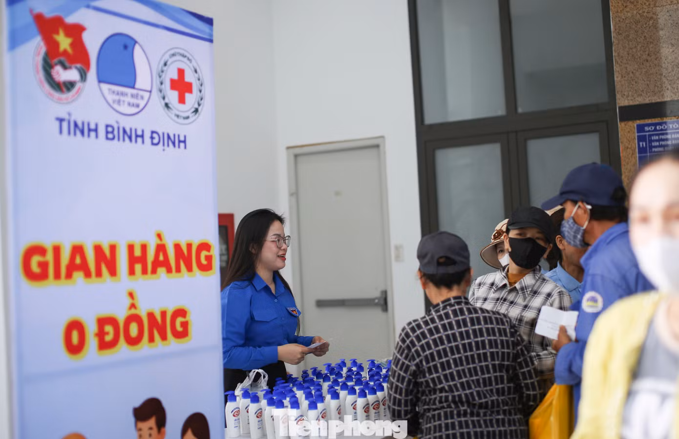 "Gian hàng 0 đồng" dành cho các công nhân tại ngày hội. Ảnh: Trương Định "Gian hàng 0 đồng" dành cho các công nhân tại ngày hội. Ảnh: Trương Định