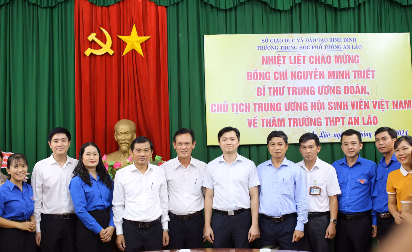 Các đại biểu, lãnh đạo nhà trường chụp ảnh kỷ niệm. Ảnh: Trương Định