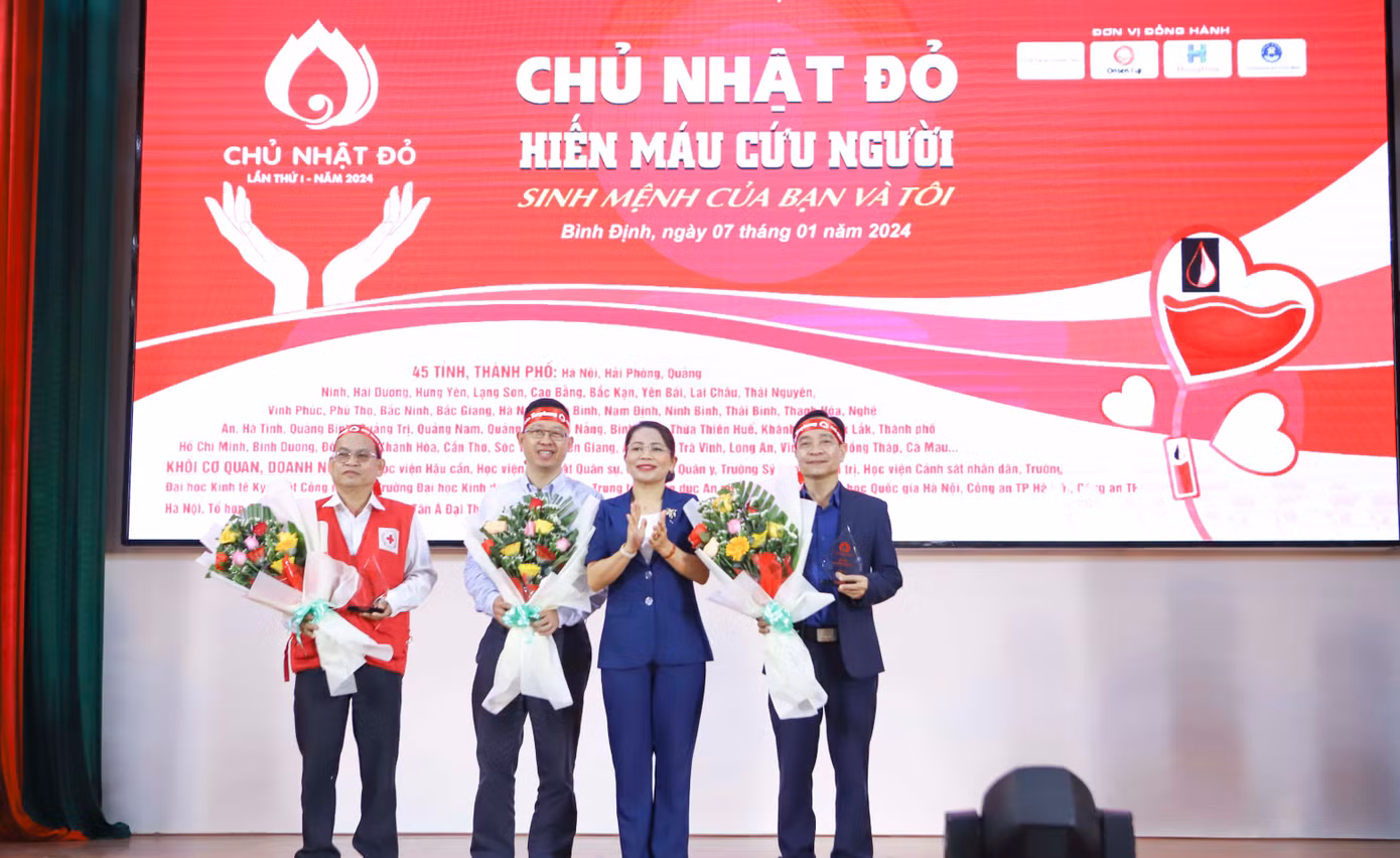 Bà Nguyễn Thị Phong Vũ tặng hoa cho đơn vị tổ chức. Bà Nguyễn Thị Phong Vũ tặng hoa cho đơn vị tổ chức.